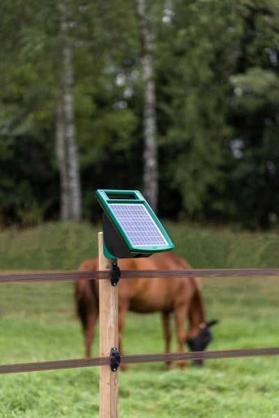 AKO SunPower S1000 – kompakt solcellsdrivet elaggregat för flexibla elstängsel